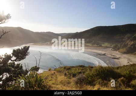 Tapotupotu Bay im frühen Morgenlicht aus dem Te Paki Coastal Track in der Region Northland auf der Nordinsel Neuseelands. Stockfoto