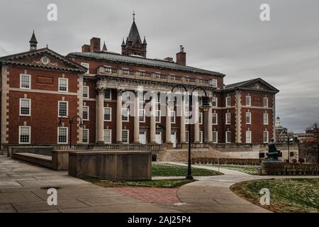 In Syracuse, New York, USA. Januar 1, 2020. Der Maxwell School der Bürgerschaft an der Syracuse University Campus an einem bewölkten Morgen winter Stockfoto