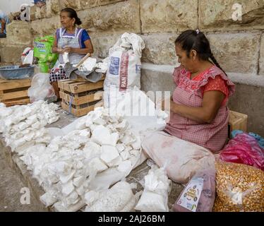 Oaxaca, Mexiko - 2019-11-16 - Frau Beutel Kalkstein zu Köche zu verkaufen tortillas knusprig zu machen. Stockfoto