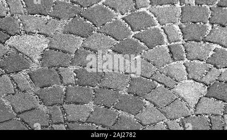 Cobblestone gewölbten Pflaster Straße. Ansicht von oben. Nahaufnahme Stockfoto