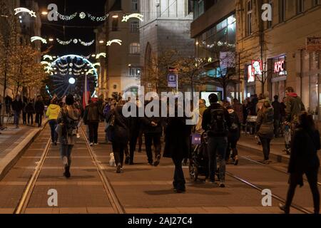 Brünn, Tschechische Republik - 17. November 2019: März mit Laternen nach der Feier 30 Jahre samtene Revolution in Liberty Square am 17. November 2019 Stockfoto