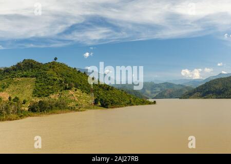 Mekong, Grenze der Sainyabuli Provinz und Provinz Luang Prabang, Laos, Blick von der Brücke über den Fluss Stockfoto