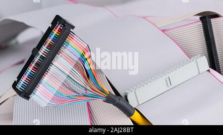 Bunte multi Draht Bus Anschluss auf weiße Flachbandkabel Hintergrund. Alte Antriebselektronik für digitale Daten, kompakte Anlage auf Diskette oder Festplatte. Stockfoto