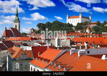 Blick auf die Burg von Bratislava (rechts) und St. Martin's Cathedral (links) in Bratislava, Slowakei Stockfoto