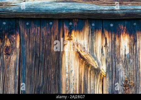 Alte rustikale Holzplanken. Detail der verblassten Holz Textur mit Knoten, die Nägel und die horizontalen Latten. Abstrakte vintage Hintergrund mit rauhe rissige Oberfläche. Stockfoto