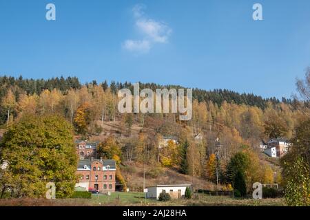 Eine kleine Stadt Graslice auf einem Berg mit einem Wald in der Tschechischen Republik Stockfoto