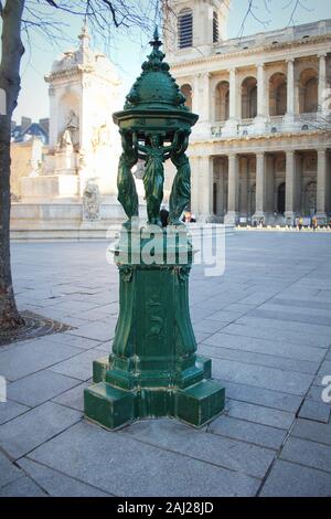 Brunnen für Trinkwasser in Form von einem Pavillon von drei weiblichen Figuren. Traditionelle Dekoration von Paris im Jugendstil, Frankreich. Stockfoto