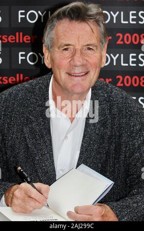 Michael Palin. Buchsignierung, Foyles Bookshop, St Pancras, London. VEREINIGTES KÖNIGREICH Stockfoto