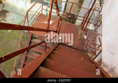 Metall Treppe. im städtischen Hintergrund voller rostige Textur aufgegeben. Ansicht unten Stockfoto