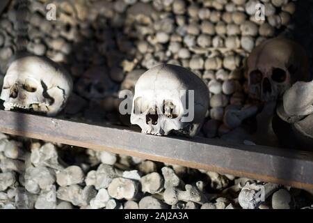 Knochen im nahen Sedlec Beinhaus, Kutna Hora, Tschechien, bestehend aus zumeist Schädeln und beinknochen Dezember 22, 2019 Stockfoto