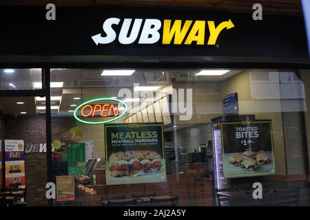 Subway Restaurant im Wickford, Essex, Großbritannien. Außenansicht mit u-Beschilderung. Stockfoto