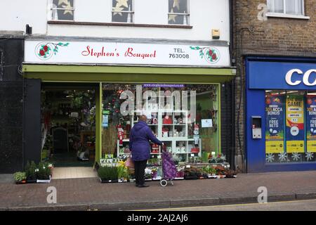 Blick auf die Straße von Stephen's Bouquet Floristen in Wickford High Street Essex. Stockfoto