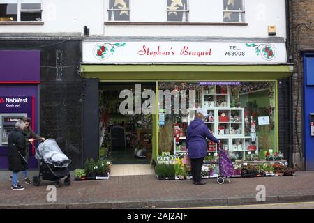 Blick auf die Straße von Stephen's Bouquet Floristen in Wickford High Street Essex. Stockfoto