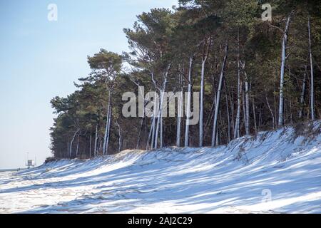 Die verschneite Strand von Trassenheide auf der Insel Usedom in der Ostsee Stockfoto