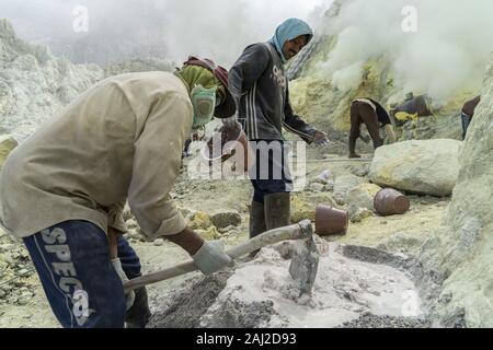 Dezember 11, 2019, Ijen, Indonesien: Bergleute bereiten einige konkrete, um zu helfen, die Schwefel mine Rohre an der Vulkan.. Die Ijen Vulkan ist einer der wenigen Orte, an denen Schwefel noch ohne Maschinen abgebaut ist, den Krater des Vulkans hat einen aktiven Schlot produziert, dass elementarer Schwefel. Atmung in den Schwefel Gas kann langfristige gesundheitliche Auswirkungen verursachen, aber trotzdem gibt es keinen Mangel an lokalen Bergleute riskieren alles, was ein gutes Gehalt zu verdienen ist, Bergarbeiter, einem durchschnittlichen Einkommen dreimal höher als die der lokalen Gehalt. Reiner Schwefel ist im Haushalt Reinigung Produkte verwendet, Make up, expl Stockfoto