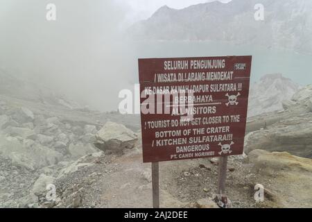 Dezember 13, 2019, Ijen, Indonesien: Warnzeichen von der giftigen Schwefel Minen unten bei Ijen Vulkans.. Die Ijen Vulkan ist einer der wenigen Orte, an denen Schwefel noch ohne Maschinen abgebaut ist, den Krater des Vulkans hat einen aktiven Schlot produziert, dass elementarer Schwefel. Atmung in den Schwefel Gas kann langfristige gesundheitliche Auswirkungen verursachen, aber trotzdem gibt es keinen Mangel an lokalen Bergleute riskieren alles, was ein gutes Gehalt zu verdienen ist, Bergarbeiter, einem durchschnittlichen Einkommen dreimal höher als die der lokalen Gehalt. Reiner Schwefel ist im Haushalt Reinigung Produkte verwendet, Make up, Sprengstoff und purificat Stockfoto