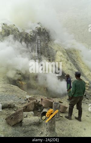 Dezember 11, 2019, Ijen, Indonesien: Bergleute Suche nach Schwefel im Krater des Ijen Vulkans.. Die Ijen Vulkan ist einer der wenigen Orte, an denen Schwefel noch ohne Maschinen abgebaut ist, den Krater des Vulkans hat einen aktiven Schlot produziert, dass elementarer Schwefel. Atmung in den Schwefel Gas kann langfristige gesundheitliche Auswirkungen verursachen, aber trotzdem gibt es keinen Mangel an lokalen Bergleute riskieren alles, was ein gutes Gehalt zu verdienen ist, Bergarbeiter, einem durchschnittlichen Einkommen dreimal höher als die der lokalen Gehalt. Reiner Schwefel ist im Haushalt Reinigung Produkte verwendet, Make up, Sprengstoff und Reinigung von s Stockfoto