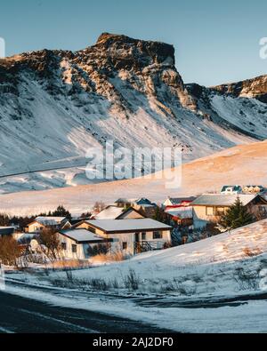 Eine kleine Stadt"Scale-up Vik im Süden Islands befindet. Es ist sehr schönes Hotel das ganze Jahr über zu besuchen. Wunderschöne Landschaft, umgeben Stockfoto