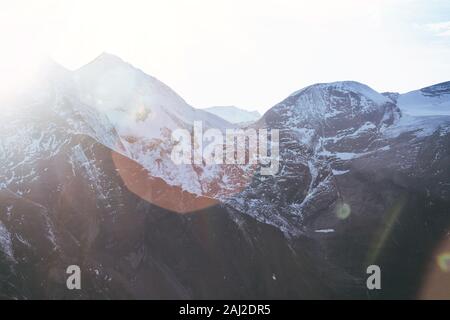 Schöne Sicht auf die Berge, an der bekannten Edelweissspitze Standpunkt zu einer Großglockner Hochalpenstraße im Sonnenuntergang. Nationalpark Hohe Tauern Stockfoto