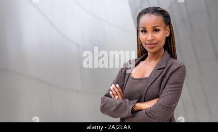 Banner der afrikanischen amerikanischen weiblichen Leader CEO Chef Executive ständigen zuversichtlich mit Ehrgeiz und Stolz, an der Finanziellen Stockfoto