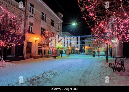 Uzhhorod, Ukraine - 06 Jan, 2019: Weihnachten Nacht Landschaft von uzhgorod. bunt leuchtende dekorative Beleuchtung auf voloshyna Straße. festliche Stimmung. hap Stockfoto