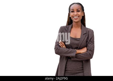 Schönen african american Business woman portrait, die Arme verschränkt, zuversichtlich, fröhlich CEO auf weißem Hintergrund Stockfoto