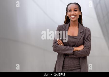 Schönen african american Business woman portrait, die Arme verschränkt, zuversichtlich, fröhlich finanzielle CEO Stockfoto