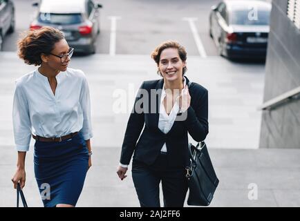 Zwei Geschäftsleute gehen bis die Schritte im Freien Stockfoto