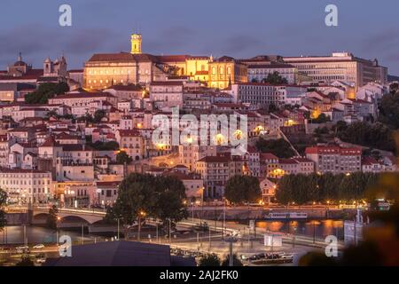 Coimbra Altstadt mit der Universität von Coimbra, von Santa Clara gesehen, mit den Fluss Mondego und Santa Clara Brücke zu neuen Kenntnissen und Schutzrechten Stockfoto