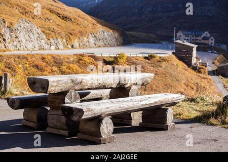 Platz mit einem Holztisch und Bänken auf der Großglockner Hochalpenstraße, Brennkogel zu entspannen. Nationalpark Hohe Tauern Stockfoto