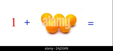 Einfache Probleme von Summen mit Orangen, mathematische Probleme für Kinder, die studieren und möchten Mathematik und Analysis zu lernen; Lernen mit Obst hinzufügen Stockfoto