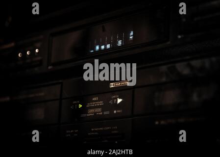 BARILOCHE, ARGENTINIEN, 18. JUNI 2019: Nahaufnahme eines alten Stereo-Musikanlage mit grafischem Lautstärkeregler, der im Dunkeln leuchtet. Stockfoto