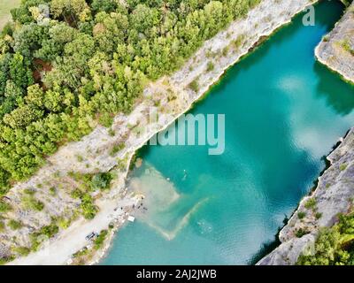 Luftaufnahme der überschwemmten Steinbruch und Tauchplatz. Berühmte Ort für frisches Wasser Taucher und Freizeitaktivitäten Attraktion. Steinbruch nun von Tauchern erkundet werden. Adrenalin hobby Stockfoto