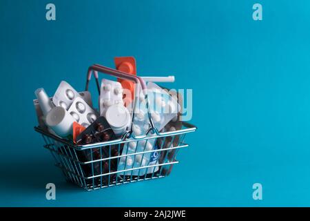 Die Preise für den Verbraucher Warenkorb Produkte mit Medikamenten, die auf einem blauen Hintergrund Stockfoto