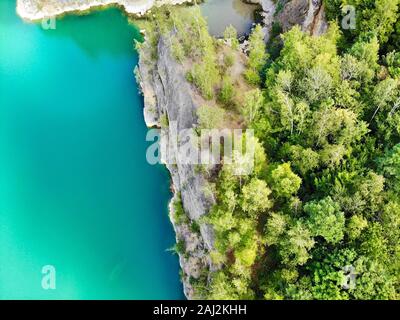 Luftaufnahme der überschwemmten Steinbruch und Tauchplatz. Berühmte Ort für frisches Wasser Taucher und Freizeitaktivitäten Attraktion. Steinbruch nun von Tauchern erkundet werden. Adrenalin hobby Stockfoto