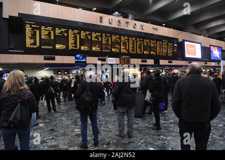 Pendler warten Züge home am Bahnhof Euston in London, nach dem ersten Tag zurück bei der Arbeit für viele Menschen im ganzen Land. Stockfoto