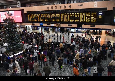 Pendler warten Züge home am Bahnhof Euston in London, nach dem ersten Tag zurück bei der Arbeit für viele Menschen im ganzen Land. Stockfoto