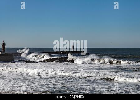 Leuchttürme in Douru Flussmündung, Porto, Portugal. Stockfoto