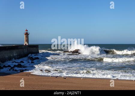 Leuchttürme in Douru Flussmündung, Porto, Portugal. Stockfoto