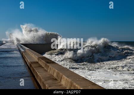 Spritzer Atlantik Wellen in der Mündung des Flusses Douru, Porto, Portugal. Stockfoto