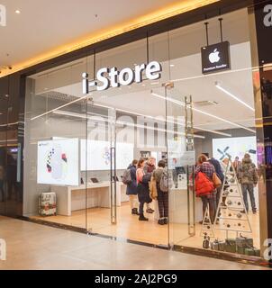 Minsk, Weißrussland - Dezember 25, 2019: I-Store shop Vitrine mit Logo in Shopping Center. Stockfoto