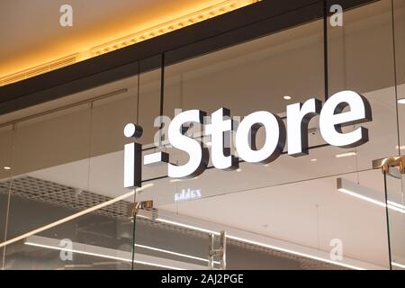 Minsk, Weißrussland - Dezember 25, 2019: i-Store shop Logo im Einkaufszentrum Stockfoto