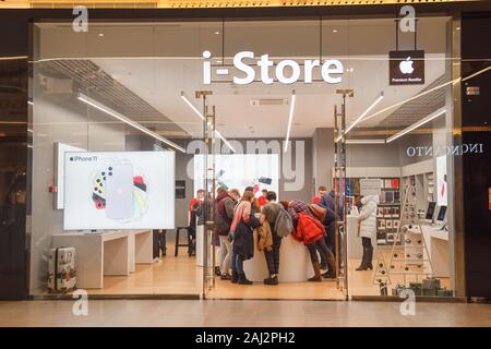 Minsk, Weißrussland - Dezember 25, 2019: I-Store shop Logo im Einkaufszentrum Stockfoto