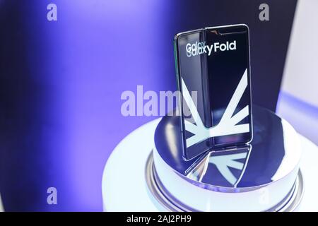 Minsk, Weißrussland - Dezember 25, 2019: Das Anzeigen der neue Samsung Galaxy Falten 5G. Stockfoto