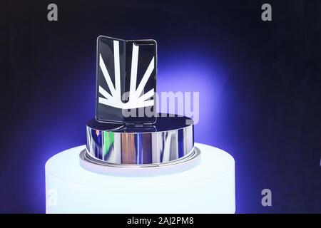 Minsk, Weißrussland - Dezember 25, 2019: Das Anzeigen der neue Samsung Galaxy Falten 5G. Stockfoto