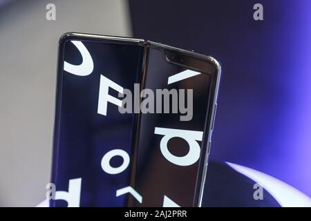 Minsk, Weißrussland - Dezember 25, 2019: Das Anzeigen der neue Samsung Galaxy Falten 5G. Stockfoto