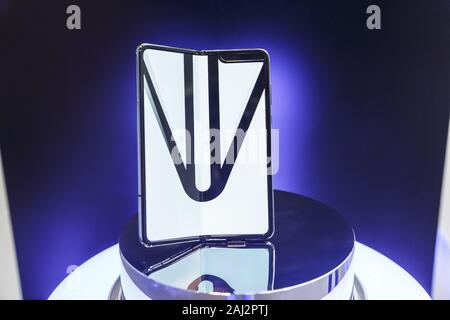 Minsk, Weißrussland - Dezember 25, 2019: Das Anzeigen der neue Samsung Galaxy Falten 5G. Stockfoto
