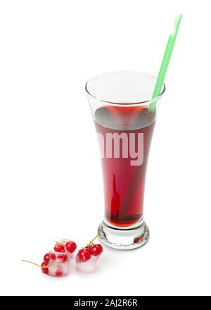 Berry Saft in ein Glas und Johannisbeeren in Eis auf weißem Hintergrund Stockfoto