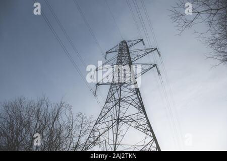 Eine hohe Spannung Strom übertragung Pylon im Winter - Teil der National Grid für die Verteilung der Energie über Freileitungen in Großbritannien. Stockfoto