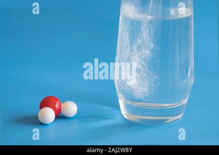 Glas von flüssigem Wasser und die H2O-Molekül mit einer Wasserstoff- und zwei Sauerstoffatomen. Stockfoto